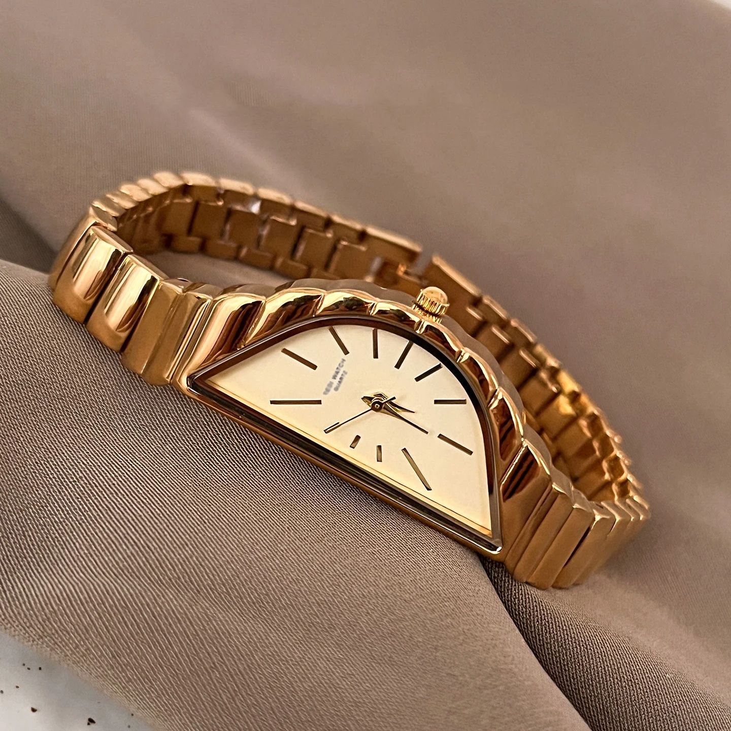 새로운 패션 디자인 여성용 시계 크리에이티브 하프 문  - Analog Quartz Watch 리뷰 및 가격