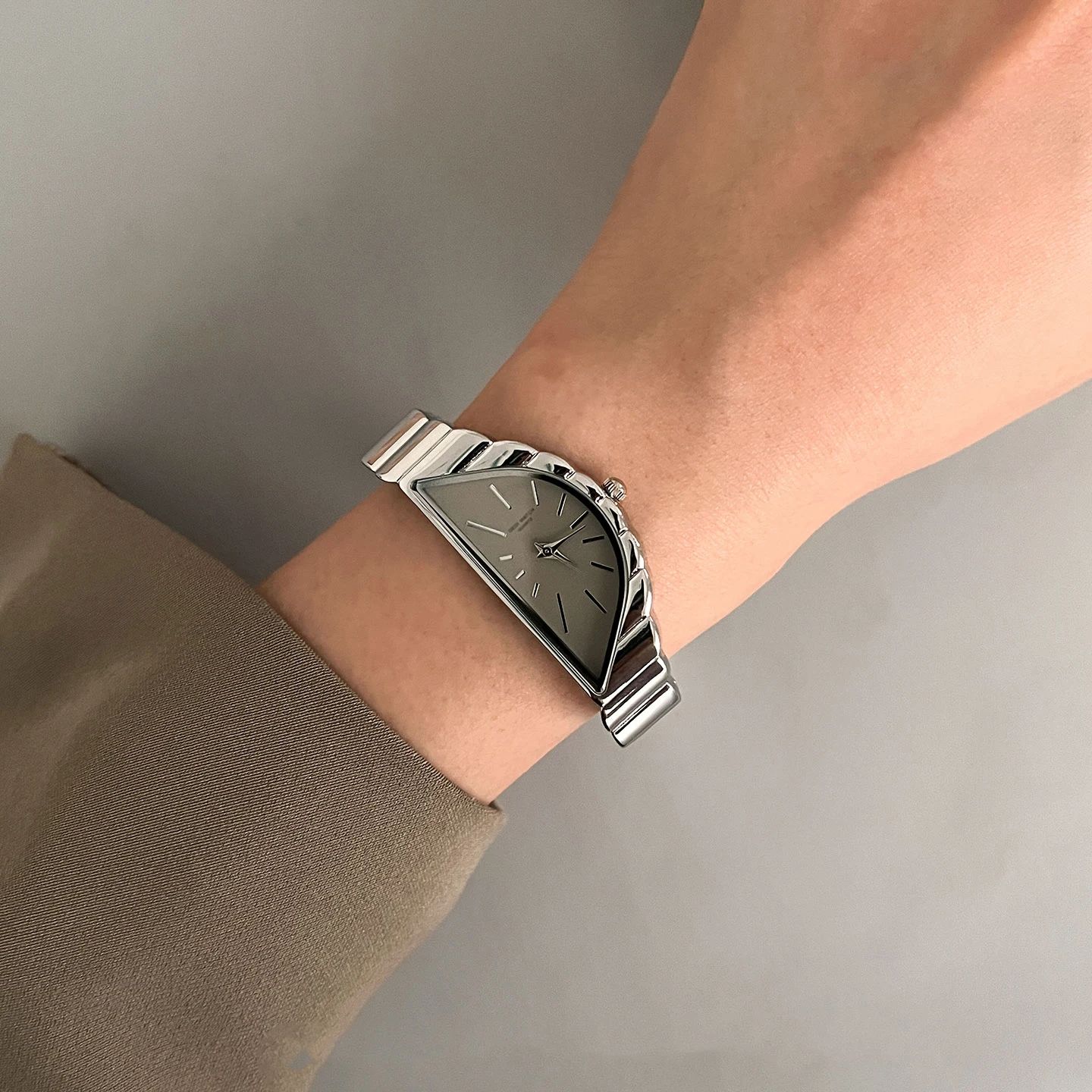 새로운 패션 디자인 여성용 시계 크리에이티브 하프 문  - Analog Quartz Watch 리뷰 및 가격