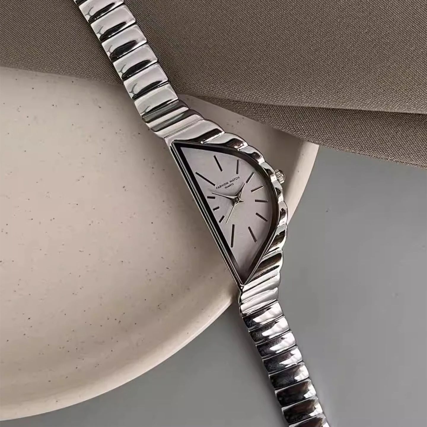 새로운 패션 디자인 여성용 시계 크리에이티브 하프 문  - Analog Quartz Watch 리뷰 및 가격